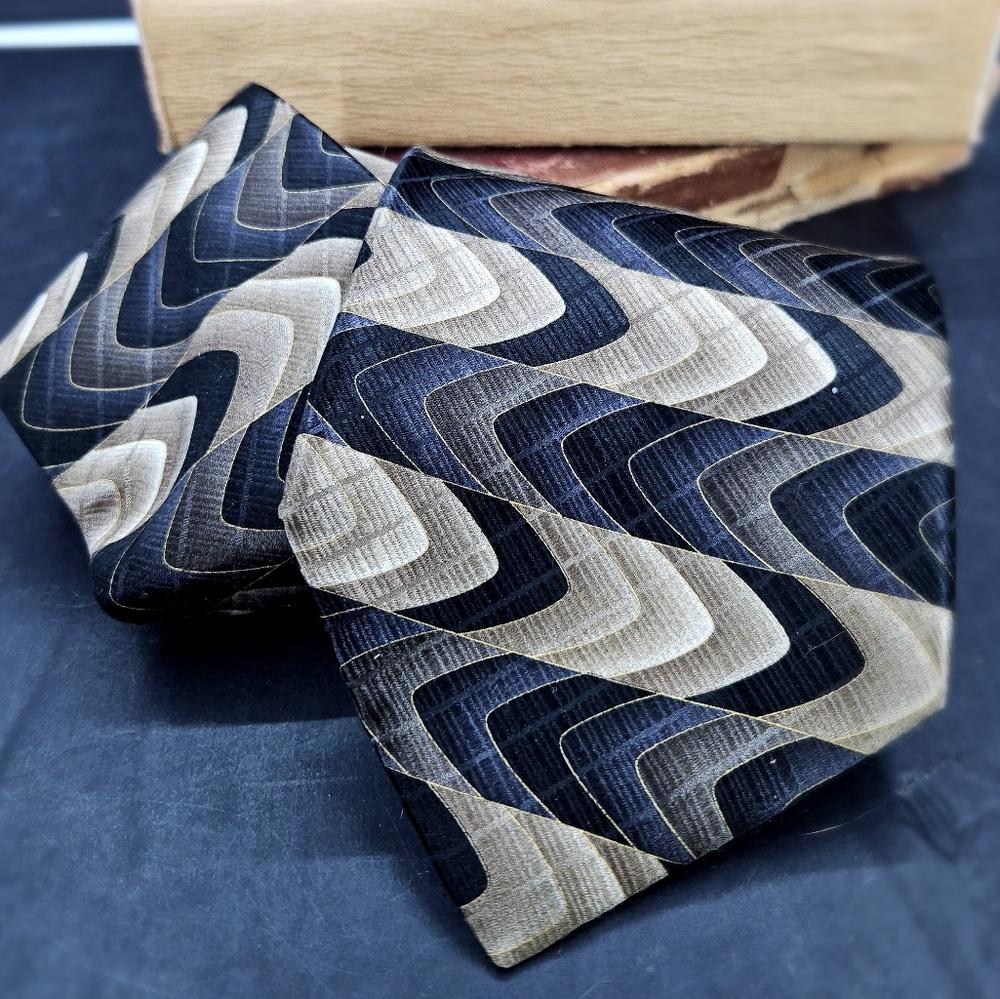 Elegant Black and Tan Men's Tie